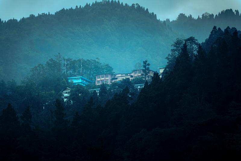 Bright windows and road lights gather across the hillside, tracing the town’s steep shape beneath a dark, open mountain sky.